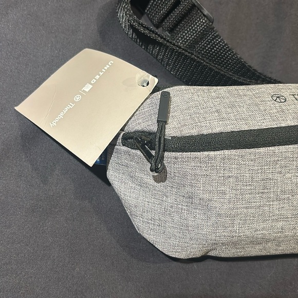 United Airlines Polaris First Class Travel Amenity Kit Pouch (NEW/SEALED) - Picture 5 of 6